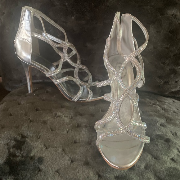 Silver strappy heel size 9 only worn once in Great Condition! - Picture 3 of 3